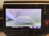 バックでの車庫入れも安心です! リアカメラが付いているバックモニター付のナビを装備しております。操作線もついており距離感も画面から確認できます。