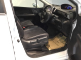 フィット感のあるシート。身体をしっかりと支えてくれるので、長時間の運転も快適にサポートしてくれます。
