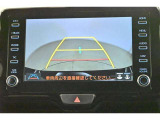 バックガイドモニター(バックモニター)付き。車両後方の映像をナビ画面に表示し、駐車などの後退操作をサポートします。