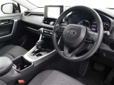 運転席からの視界を低くすることで圧迫感を抑えたインストルメントパネルや、室内から見えないように設計したワイパーなどにより、すっきりとした前方視界を確保しています。