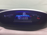 スピードメーターはこちら!すっきりとしたデザインで、昼間でも夜間でも見やすい設計になっています。