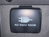 【AC100V/100Wアクセサリーソケット(電源ソケット)】電源からケーブルをつなげば、スマートフォンなどの電子機器の充電などを行うことができます!ゲーム機器や、カメラの充電にも便利ですね。
