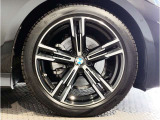 【BMWアロイホイル】軽量かつ強度に拘ったアロイホイル。走行性能ポテンシャルを引き出す設計。車の足元を引き締めてくれる大きなポイントはアロイホイルです。