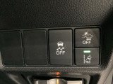 Hondaセンシング用の、VSA(ABS+TCS+横滑り抑制)解除とレーンキープアシストシステムのメインスイッチなどはハンドルの右側に装備しています。