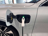AC=普通充電 コンセントタイプ(3kW)やウォールボックスタイプ(6kW)の充電器を用いて、ご自宅で簡単に充電できます。