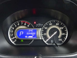 【メーターパネル】素早く車の情報が読み取れる、視認性に優れたシンプルなデザインのメーターパネルです。