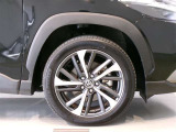 純正のアルミホイール装着車です。タイヤサイズは225/50R18です。