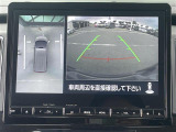 【パノラミックビューモニター】クルマを真上から見下ろした視点で駐車をサポートします。クルマの斜め後ろや真横など、いち早く障害物に気が付くことができます。