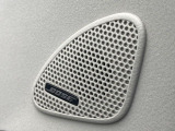 【BOSEサウンドシステム】メーカーオプションの高品位サウンドシステムを搭載。専用のチューニングが施された大小様々なスピーカーから良質なサウンドが奏でられ、臨場感あふれる音響空間を演出します。