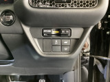 ハンドルの右下にETC2.0がついています。高速道路の料金所の通過も楽々です!。 カードの取り出しもしやすい場所についています。下にはVSA(ABS+TCS+横滑り抑制)の解除スイッチがついています。