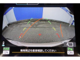 後退時には大型ディスプレイに後方の映像とアシストラインが表示されます!