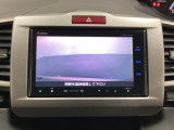 ギヤをR(バック)に入れるとナビの画面に後ろの映像が映るリアカメラ付です。後退時、コンディションが悪い視界でもカラーバックモニターがドライバーをサポートします。
