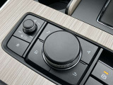 手元には運転姿勢を崩さずに操作していただける、ロータリーコマンダースイッチが装備されております。