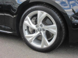 全車両に標準装備の純正アルミホイールは、純正ならではのバランスの良いデザインと、走行安定性をお楽しみ頂けます。