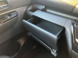 グローブボックスの上にはスライド式の小物入れがあり、ティッシュ箱がピッタリ入ります☆