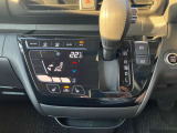 オートエアコンでパネルタッチするだけで操作が可能です(^^)☆AUTOにすれば簡単に車内の空調を快適に調整してくれます♪嬉しいシートヒーター付き(^^)