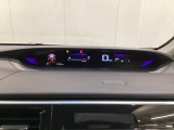 デジタル表示のスピードメーターとタコメーターを大きく配した見やすいメーター部になっています。左側のインフォメーション画面でオドメーターや燃費などの情報を確認できます。
