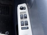 【電動格納ミラー】運転席のスイッチで、ドアミラーの開閉や角度の調整ができます。