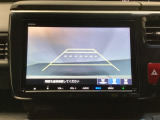バックでの車庫入れも安心です! リアカメラが付いているバックモニター付のナビを装備しております。操作線もついており距離感も画面から確認できます。
