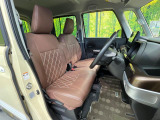 運転席まわりには十分なスペースがあり、大柄な方でもゆったり運転していただける環境です。