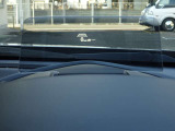 【ヘッドアップディスプレイ】前方を向いたまま、車速などの情報が表示されるため、より安全に運転が可能です。