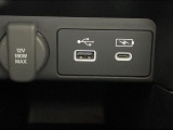 【アクセサリーソケット(電源ソケット)】電源からケーブルをつなげば、スマートフォンなどの電子機器の充電などを行うことができます!ゲーム機器や、カメラの充電にも便利ですね。
