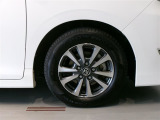 純正のアルミホイール装着車です。タイヤサイズは195/65R15です。