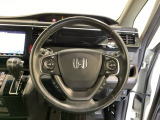 ハンドルにHondaセンシング系のクルーズコントロールやレーンキープアシストなどのスイッチと、オーディオの操作スイッチが装備されています。ハンドルから手を離さず安全に操作できます。