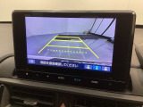 リバースギアに入れるだけで後方の表示へ切り替わります。夜間や雨の日の駐車も楽になりますよ。