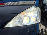 【LEDヘッドライト】悪天候や夜間走行時も良好な視界を確保し安心して運転できる高輝度LEDヘッドライトを装備!点灯速度が早く、消費電力も抑えられています。