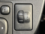 【電動格納ミラー】サイドミラーは電動格納式となっており、狭い駐車場でもキズがつくリスクを抑えられます。