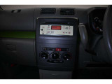 お気に入りの音楽を聴きながらのドライブも楽しみです。快適な車内空間に誘うマニュアルエアコン☆快適な空間は心落ち着きます♪