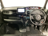 車内は光触媒抗菌消臭施工済です。インパネ周りはスタイリッシュなデザインで機能や装備も充実しています。グローブボックスやカップホルダーのほかにトレーなどたくさんの収納スペースが付いています。