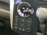 【オートエアコン】一度お好みの温度に設定すれば、車内の温度を検知し風量や温度を自動で調整。暑い…寒い…と何度もスイッチ操作をする必要はありません。快適な車内空間には必須の機能ですね♪