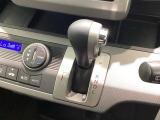 インパネシフトを採用しているので、前席の足元も広々としています。運転席と助手席の行き来もスムーズです!