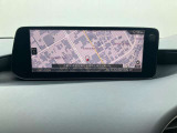 大きなディスプレイで見やすいオンダッシュに配置。各種メディアの視聴やスマートフォンとの接続、別売SDを装着してナビゲーションの利用も可能です。