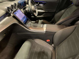 全ての席が主役席なのは、メルセデスならではの特徴です。快適なドライビングが、リラックスした車内空間を作りだします。