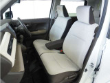 運転席と助手席は足元が繋がっているので自由に行き来しやすいので駐車場が狭いときでも助手席側からスムーズに乗り降りできて便利!