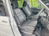 運転席まわりには十分なスペースがあり、大柄な方でもゆったり運転していただける環境です。