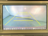 バックでの車庫入れも安心です! リアカメラが付いているバックモニター付のディスプレイオーディオを装備しております。操作線もついており距離感も画面から確認できます。