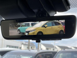 【デジタルインナーミラー】車両後方カメラの映像をルームミラーに映すことが出来ます。 そのため、後席に人や荷物があって後方が見えづらい場合でもしっかり視界を確保することが出来ます。
