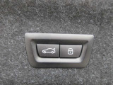 電動リアゲート装備です。バンパー下でのキックスイッチも装備されております。