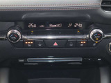 運転席、助手席に3段階調整式シートヒーターを装備。またステアリングにもヒーターを装備。フルオートエアコンなので温度を設定するだけで、吹出口・風量を自動的に調整してくれますので、快適にお過ごし頂けます。