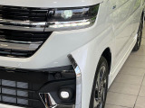【LEDヘッドライト】悪天候や夜間走行時も良好な視界を確保し安心して運転できる高輝度LEDヘッドライトを装備!点灯速度が早く、消費電力も抑えられています。