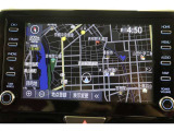 スマホやiPhoneと連携し、対応アプリを表示させて使うディスプレイオーディオ。使い慣れた従来のトヨタ車載ナビが利用できるTCナビキットを装着しています。