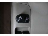 狭い場所も苦になりません。電動格納ドアミラー装備。