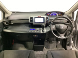 車内は光触媒抗菌消臭施工済です。スタイリッシュなデザインでスポーティなインパネ周りを演出します。グローブボックスやカップホルダーのほかにトレーなどたくさんの収納スペースが付いています。