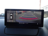 360°ビューモニターでは4つのカメラで前後左右・俯瞰映像でドライバーからは見えない領域の危険認知をサポート。全周囲の死角を減らし、狭い駐車場や幅寄せ、丁字路進入時などの運転の安心感を高めます