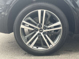 20インチ純正アルミホイール装備 全車両に標準装備の純正アルミホイールは、純正ならではのバランスの良いデザインと、走行安定性をお楽しみ頂けます。