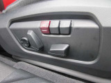 運転席メモリー付きフロント電動シート装備。